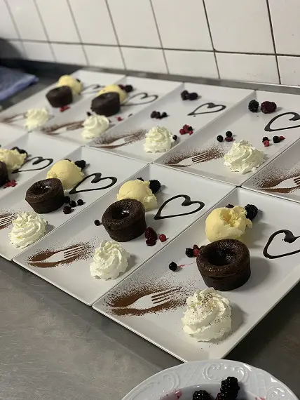 Startseite Zubereitung eines Desserts in der Küche der Burgunder Stube